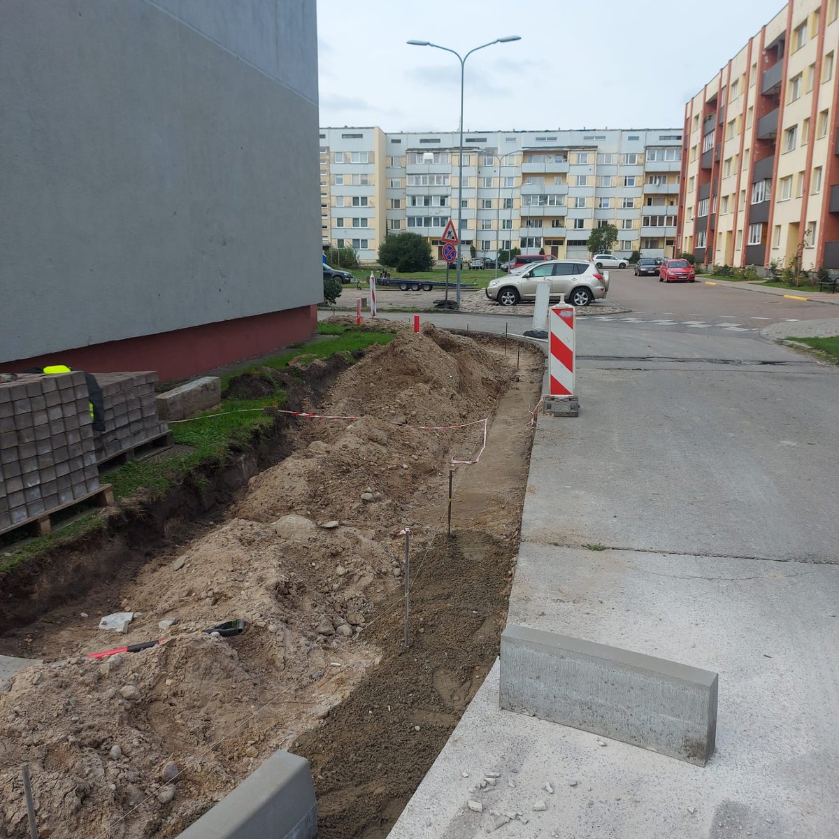 Iekšpagalmā Inženieru ielā 58 turpinās lietus ūdens kanalizācijas un apgaismojuma tīklu izbūve. Nākamā nedēļā minētie darbi tiks turpināti, paralēli uzsākot betona apmaļu būvniecību ietvē. Plašāk par labiekārtošanas darbiem 🔎 saite.lv/NEV