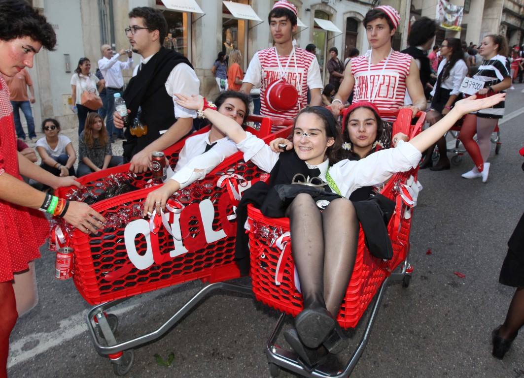 muncoimbra's tweet photo. 🛒🚫A Câmara Municipal de Coimbra alerta que é proibida, e punível por lei, a circulação de carrinhos de compras no Cortejo da Latada, no âmbito da realização da Festa das Latas e Imposição de Insígnias 2023. https://t.co/Ot6lKbwseY