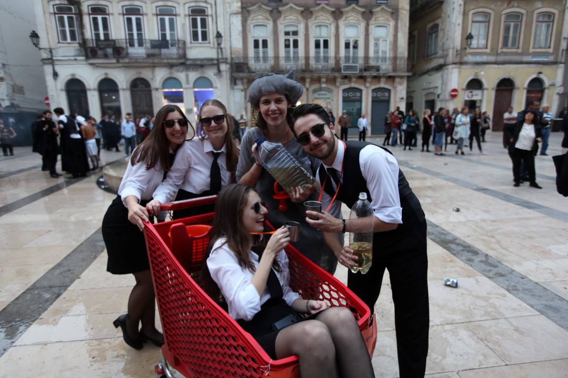 muncoimbra's tweet photo. 🛒🚫A Câmara Municipal de Coimbra alerta que é proibida, e punível por lei, a circulação de carrinhos de compras no Cortejo da Latada, no âmbito da realização da Festa das Latas e Imposição de Insígnias 2023. https://t.co/Ot6lKbwseY