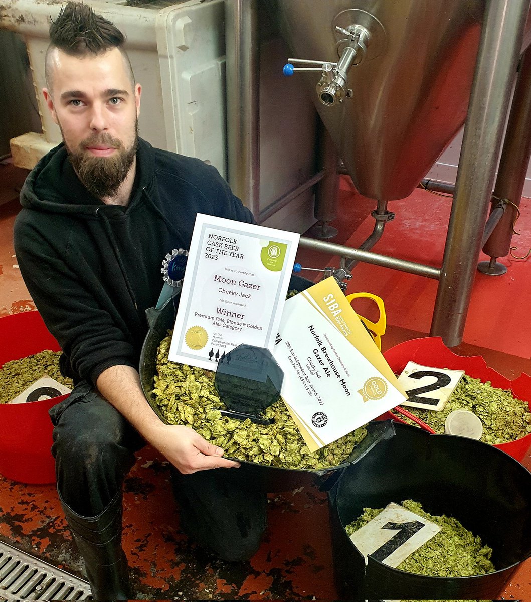 Andrewwbrews's tweet photo. While Mr @moongazerale smashes through his mega marathons, we are keeping the show at the brewery running!!! Award winning beers to support the huge 7 marathons in 7 days for @Itsontheball rally up your support 👏 did someone say Award winning brews this week to 😉🍻🍻 https://t.co/RgTnn1N2qm