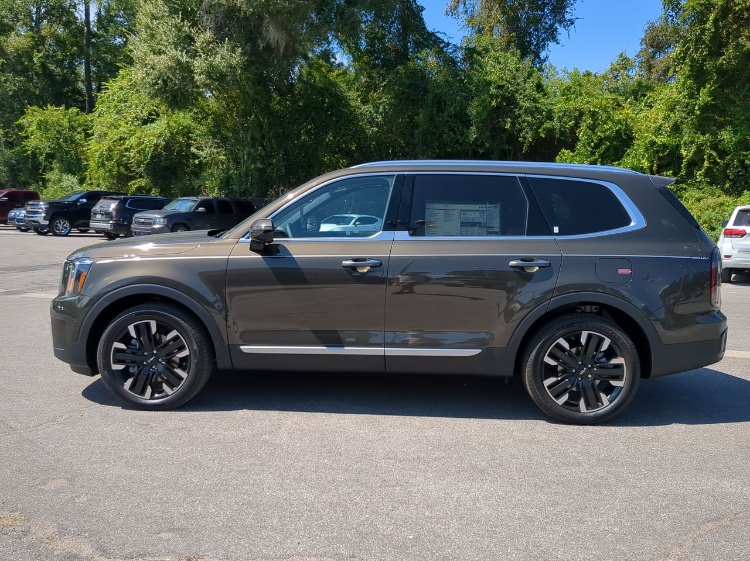 Werner_KIA's tweet image. Take your family on the adventure of a lifetime in the 2024 #KiaTelluride SX. Its sleek design and stylish features make it the ideal ride for any outdoor excursion. #Kia #Telluride #TGIF