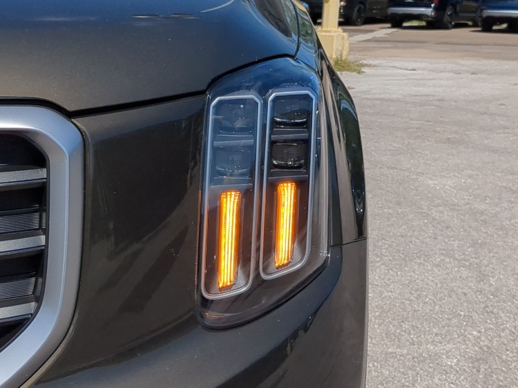 Werner_KIA's tweet image. Take your family on the adventure of a lifetime in the 2024 #KiaTelluride SX. Its sleek design and stylish features make it the ideal ride for any outdoor excursion. #Kia #Telluride #TGIF