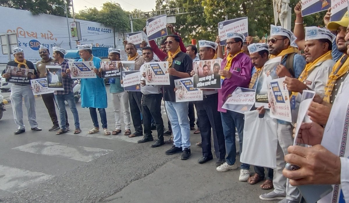 AAP4Rajkot's tweet photo. આમ આદમી પાર્ટીના રાષ્ટ્રીય નેતા રાજ્યસભા સાંસદ @SanjayAzadSln ની ભ્રષ્ટ ભાજપના ઇશારે ED દ્વારા ખોટી રીતે ધરપકડ કરવામાં આવેલ છે એના વિરોધમાં રાજકોટ ખાતે મૌન રેલી કરી ભાજપની તાનાશાહીનો વિરોધ કરવામાં આવ્યો.
@AAPGujarat https://t.co/cDWGjrRsiL