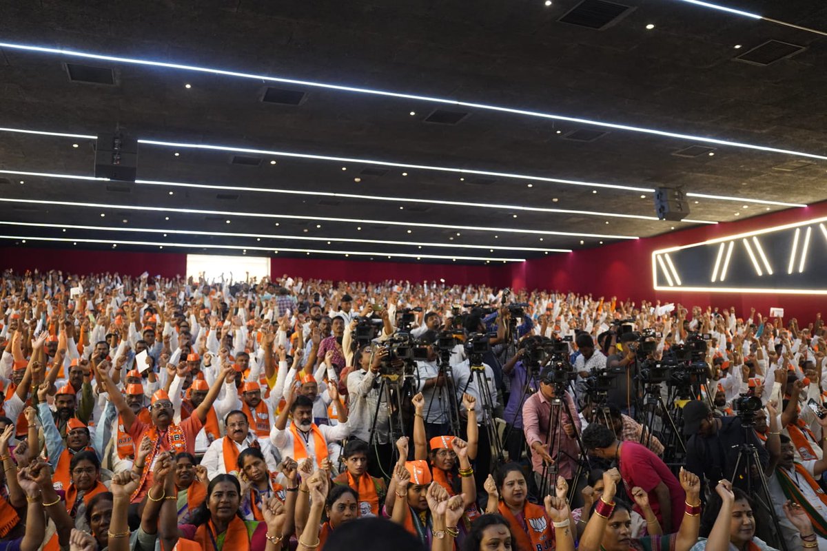 TeamRK_BJP's tweet photo. పార్లమెంట్ ఉభయ సభలు ‘నారీశక్తి వందన్ బిల్లుకు’ ఆమోదం తెలిపిన నేపథ్యంలో ప్రధాని మోడీ @narendramodi గారికి రాష్ట్ర కౌన్సిల్ సమావేశం ధన్యవాదములు తెలియజేసింది.

#teamrk #scb #secunderabad #cantonment #jramakrishna #bjpindia #bjptelangana #scbdemandswater #NariShaktiVandana https://t.co/cCPQgolrSA