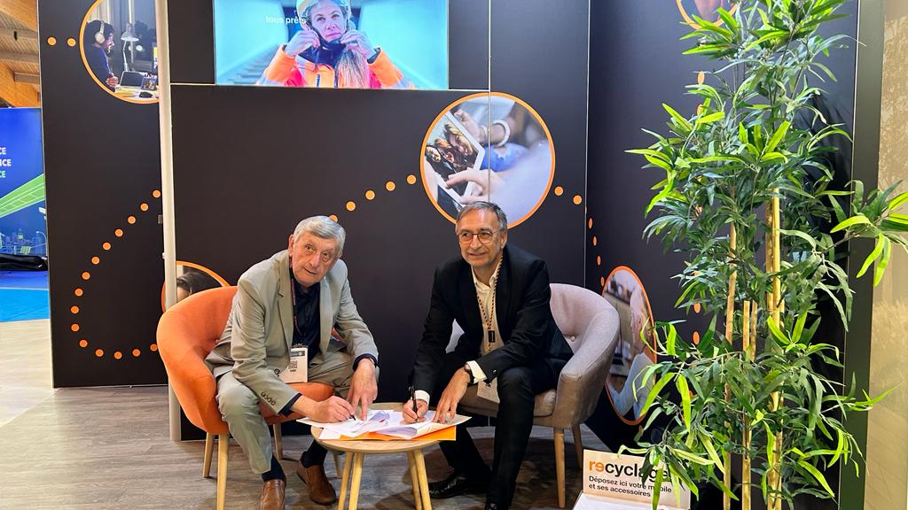 cyprienmateos's tweet photo. Signature d'une convention de #partenariat entre l'association Maires Ruraux #Doubs #AMR25 @Maires_Ruraux et @OrangeBFC en présence du Président Charles Picard et du Délégué Régional BFC Jean Paul Carteret @Alwatis70 @BezVirgini1773 https://t.co/uKXvhZUCM0