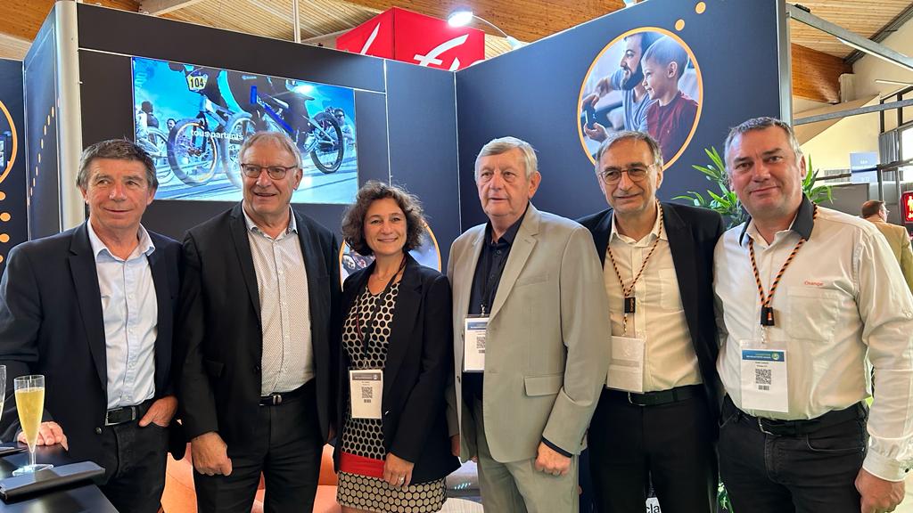 Signature d'une convention de #partenariat entre l'association Maires Ruraux #Doubs #AMR25 <a href="/Maires_Ruraux/">AMRF</a> et <a href="/OrangeBFC/">Orange Bourgogne Franche-Comté</a> en présence du Président Charles Picard et du Délégué Régional BFC Jean Paul Carteret <a href="/Alwatis70/">Ludovic Clade</a> <a href="/BezVirgini1773/">Virginie Bez</a>