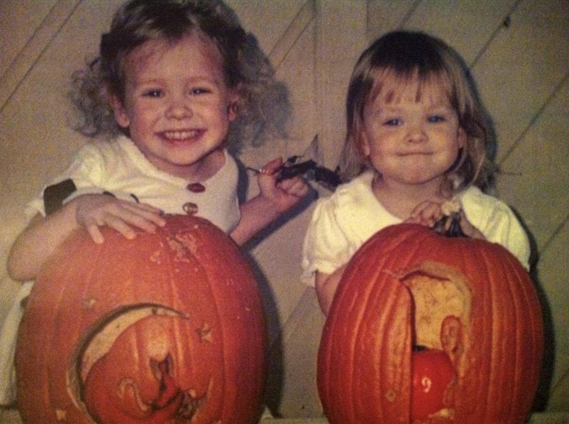 979NASHFMERIE's tweet photo. What was your favorite Halloween costume as a kid? 🎃
Here is a picture of me and my sister growing up during Halloween time. 
-Britt Rose https://t.co/VoUwihU4Xl