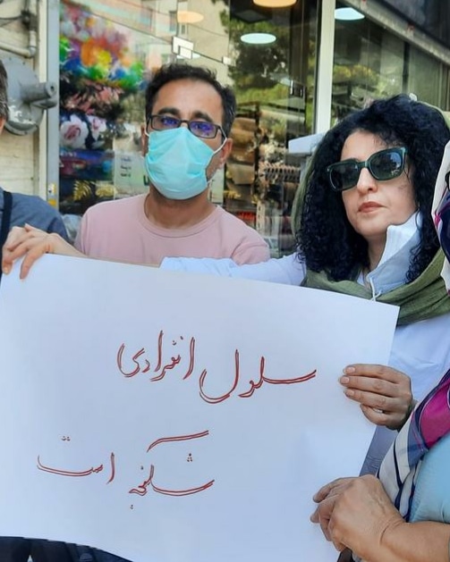 #نرگس_محمدی شجاع‌ترین شخصیت سیاسی است که می‌شناسم و این البته جمله‌ای تماماً ستایش‌آمیز هم نیست. شجاعت را اینجا در معنای بی‌توجهی به هزینه‌هایی به کار می‌برم که در نتیجه مداخله انتقادی در وضعیت به بار می‌آید و درین معنا من هرگز کسی را ندیدم که اینگونه مستمر با آنچه ناعادلانه 
۱