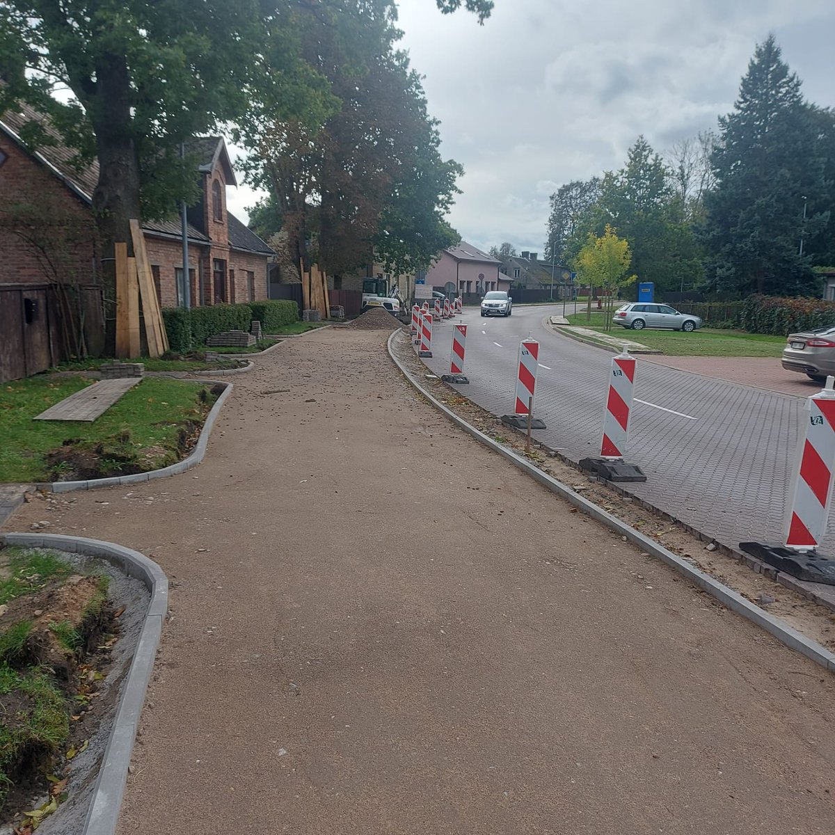 Kuldīgas ielā posmā no Jēkaba ielas līdz Baldones ielai šonedēļ tika izbūvētas betona apmales ietvei un brauktuvei, savukārt veloceliņa posmā tika izbūvēta seguma pamatkārta. Nākamnedēļ turpināsies ielas apmaļu izbūve un seguma atjaunošana brauktuvei. 🔎saite.lv/tBE