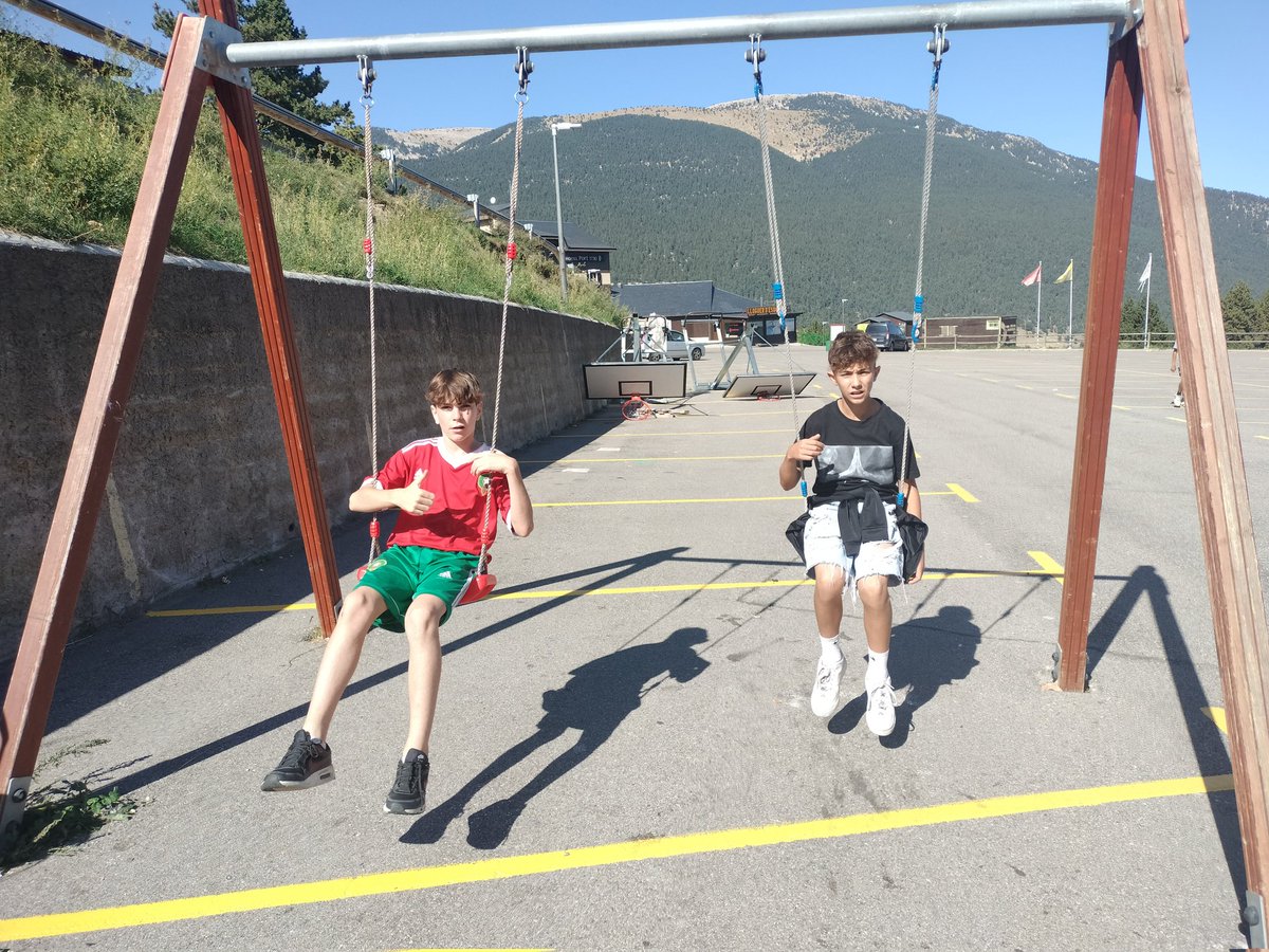 ESO1Virolai's tweet photo. Ja estem de baixada de Port del Comte. Alguns estem cansats però d'altres encara tenim energia. Ens veiem a l'estació del Nord en una estoneta! #convis #2ndeso https://t.co/hl7miCdEaU