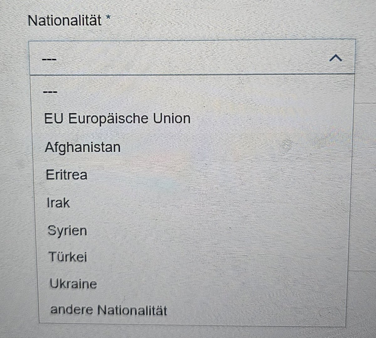 Soweit sind wir also schon. Gerade online beworben, als Pflichtfeld "Nationalität" und dann das 👇. #Deutsch gibt's gar nicht mehr. Und seit wann ist "#EU" 'ne Nationalität? 😡