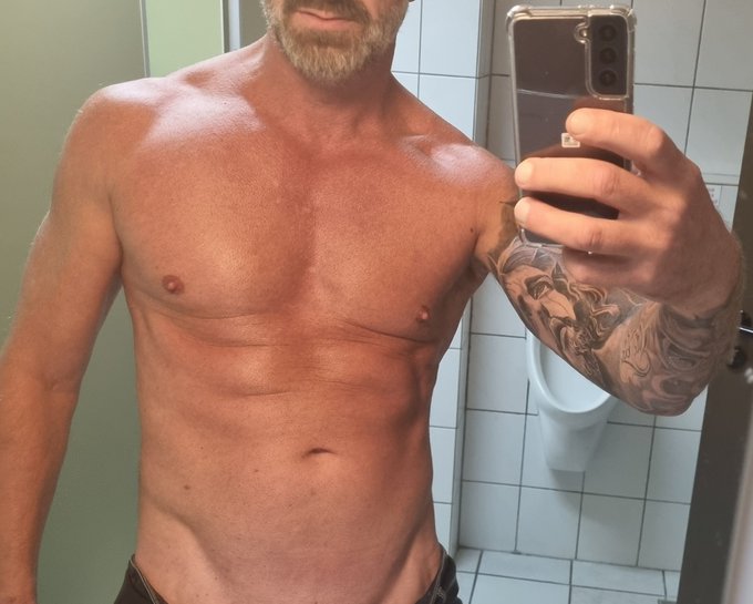 Little pics in the toilet for the fans #Friday #weekend  .... https://t.co/0PfJs2A3MH<a href="/tag/friday"class="tags">#Friday</a><a href="/tag/weekend"class="tags"><span>#weekend</span></a>