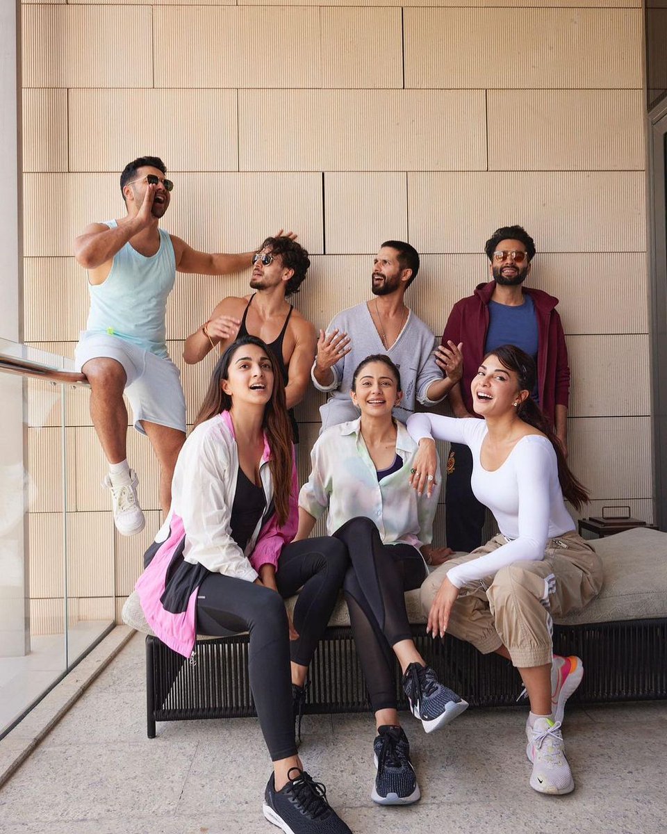 bollyukmedia's tweet photo. Happy focused faces to take over doha.
#VarunDhawan #shahidkapooor #tigershroff #jaqlinefernandes #Kiaraadvani #RakulPreet #bhartisingh #iking https://t.co/K3kmAhgX5Q