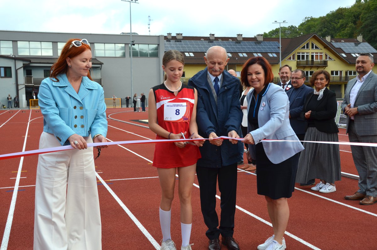 Dziś Burmistrz Miasta Cieszyna Gabriela Staszkiewicz wraz zaproszonymi gośćmi uroczyście otworzyła Stadion Miejski w Cieszynie po modernizacji.

Przy tej okazji odbyły się zawody lekkoatletyczne z udziałem uczniów szkół podstawowych. #Cieszyn

cieszyn.pl/strefa-mieszka…