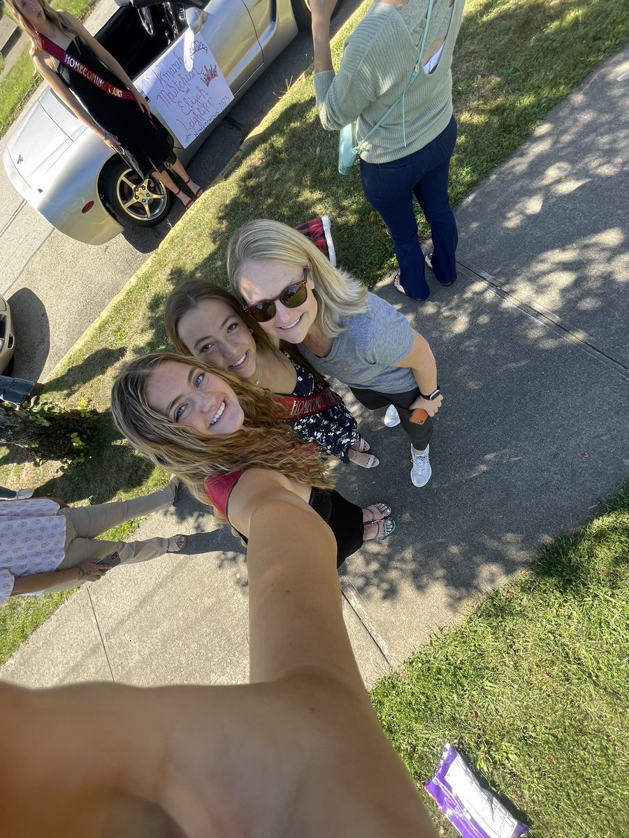 Have fun tonight at HoCo, 
Eva and Bea. 
Sending tennis L🎾VE 🐾❤️