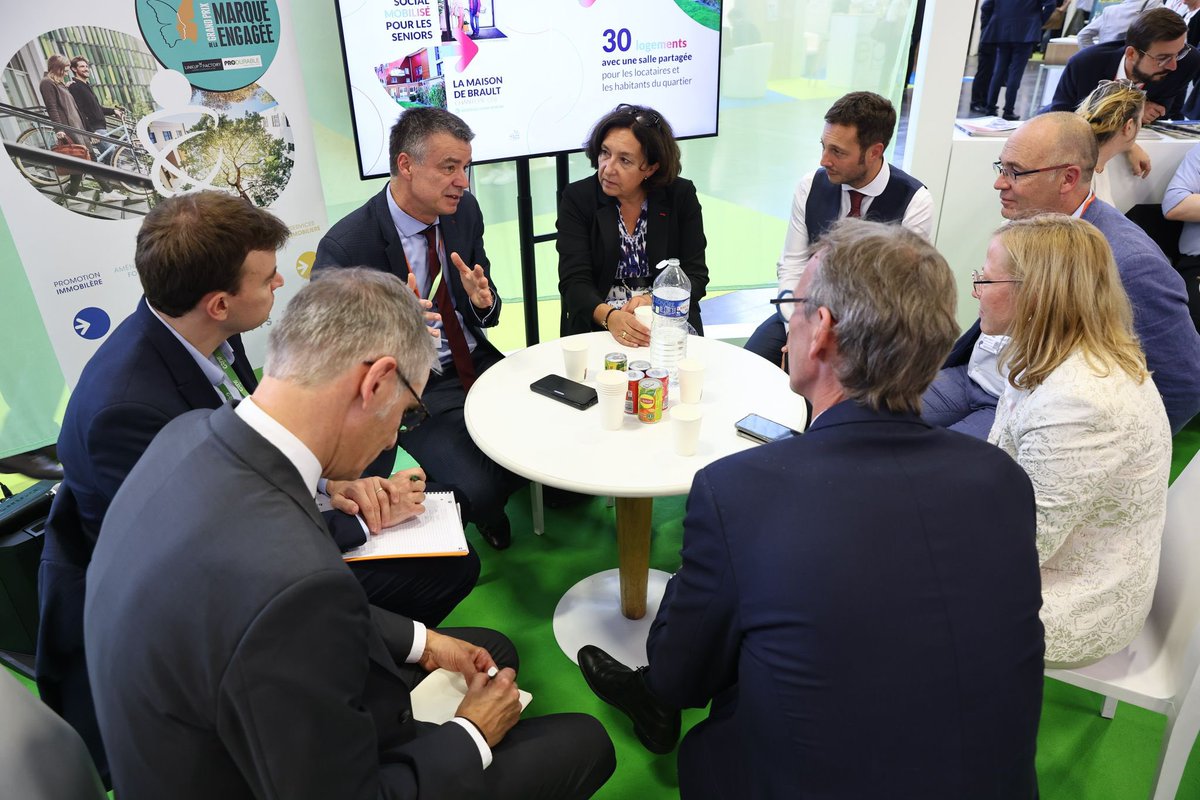 Présente au #CongrèsHlm, j’ai pu constater que les #BailleursSociaux se saisissent des solutions disponibles et innovantes, dont le #GazVert et l’hybridation des systèmes.
La dizaine de conventions Transition(s) signée illustre le lien étroit qui unit <a href="/GRDF/">GRDF</a> et ses partenaires.