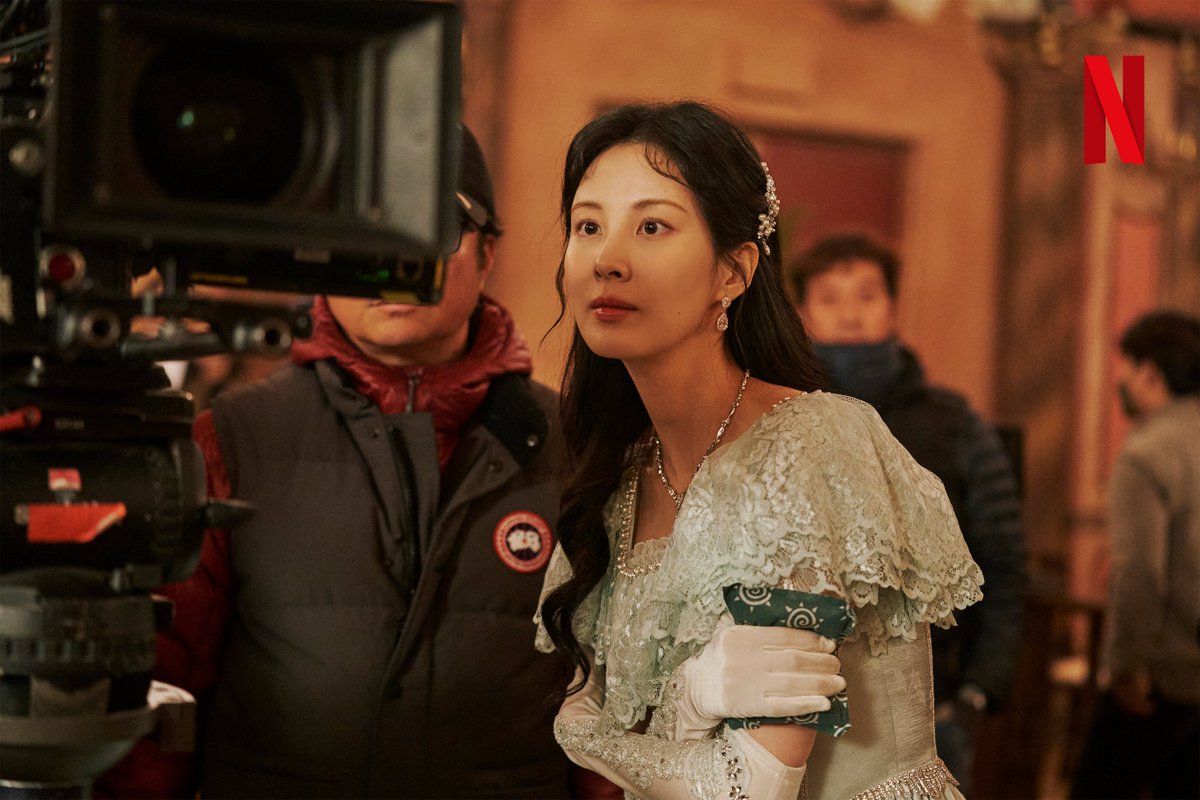 NetflixID's tweet photo. Kalian duluan aja, biarin aku masih mau di sini.  

📸 Behind the scene Song of the Bandits. https://t.co/vvgjUYNG9d