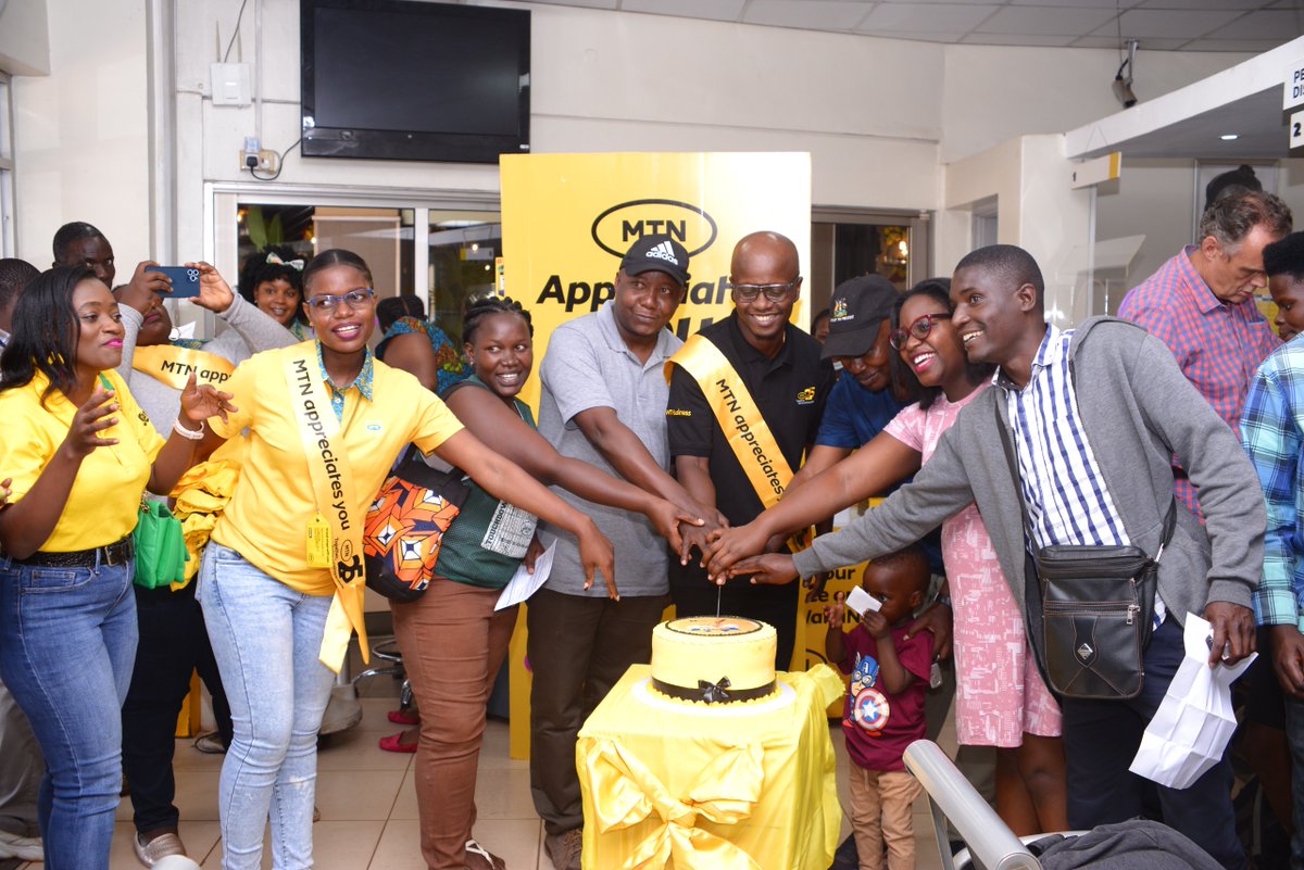 The team marked the joyous occasion with a festive cake-cutting ceremony. #MTNAppreciationsYou #TogetherWeAreUnstoppable #CustomerServiceWeek