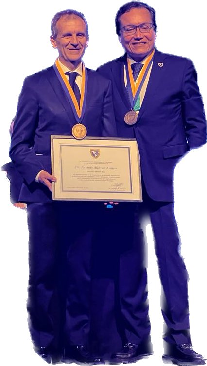 Agradecido a toda la comunidad urologica americana por la medalla Shlomo Raz, la mas alta condecoración de la CAU. Orgulloso de ser uno mas de vosotros. Orgulloso de ser Latino