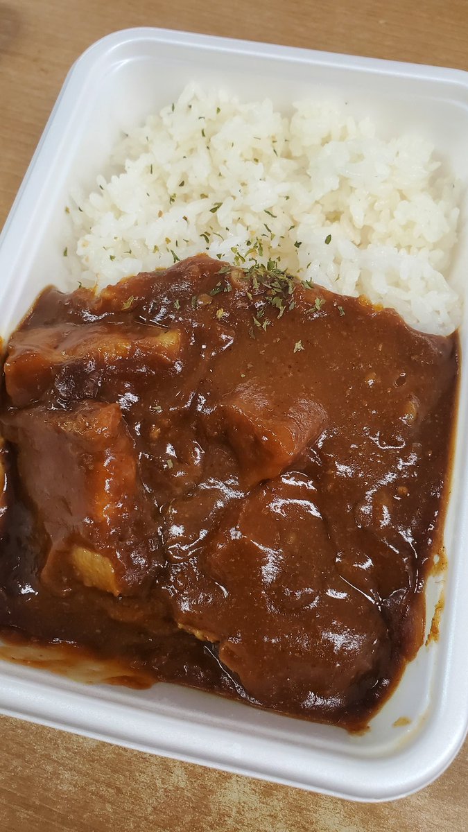 curry705sjm's tweet image. DIVE久々なお手振りおばちゃん
角煮カレーおいしかった🍛

#キッチンDIVE