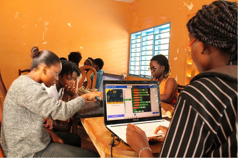 Tech4Youth1's tweet photo. 2022 et 2023 ont été marquées par un voyage inspirant avec les #Fati du Bénin.
Grâce au programme #Tech4Girls, près de 188 #Fati ont pris part à l'initiation au micro:bit, au développement de compétences en entrepreneuriat numérique et social. https://t.co/d1sBo9NFJR