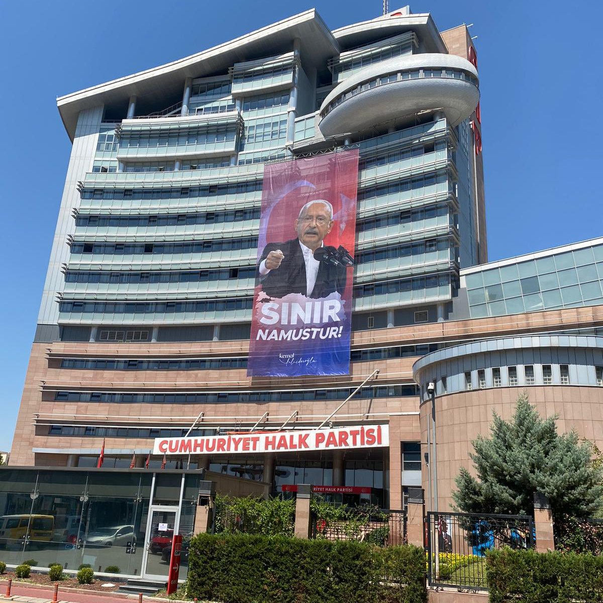 zekibahce's tweet photo. Sınır namustur diye pankartı as, 
sınır ötesi operasyona hayır de, 
2 gündür devam eden operasyona bir destek açıklaması yapma.

Kimden yanasın bay Kemal ? https://t.co/YbdFZimTrl