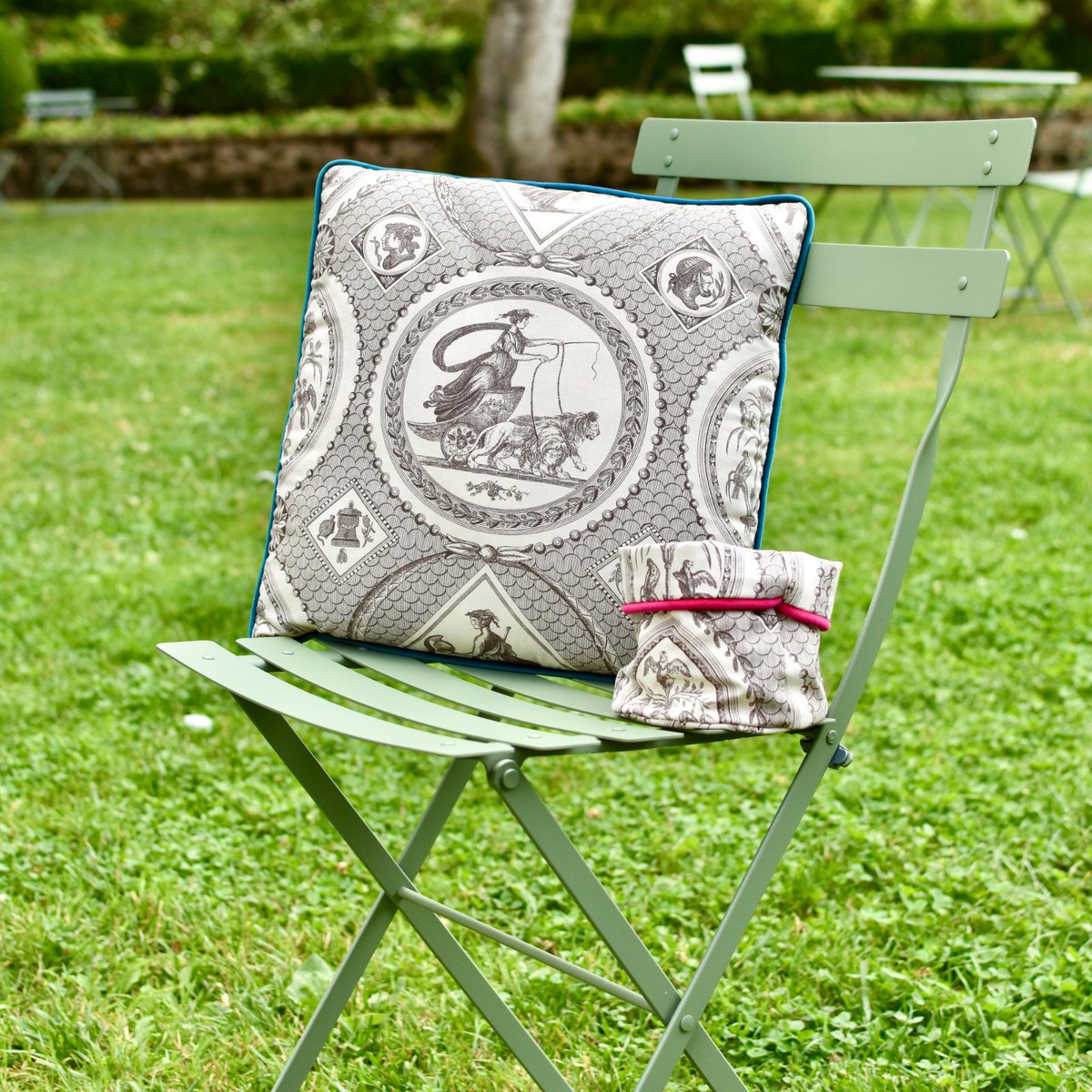 CollegeroyalSAS's tweet image. Notre nouvelle collection en #toiledeJouy &quot;à l&apos;antique&quot; des collections de la maison de tissus #CASAL reprend des motifs particulièrement appréciés sous l’Empire...🏛️🏺

Confectionnée au @college_tg avec amour 💛👑 et à retrouver sur eshop-collegeroyal.fr #faitenfrance