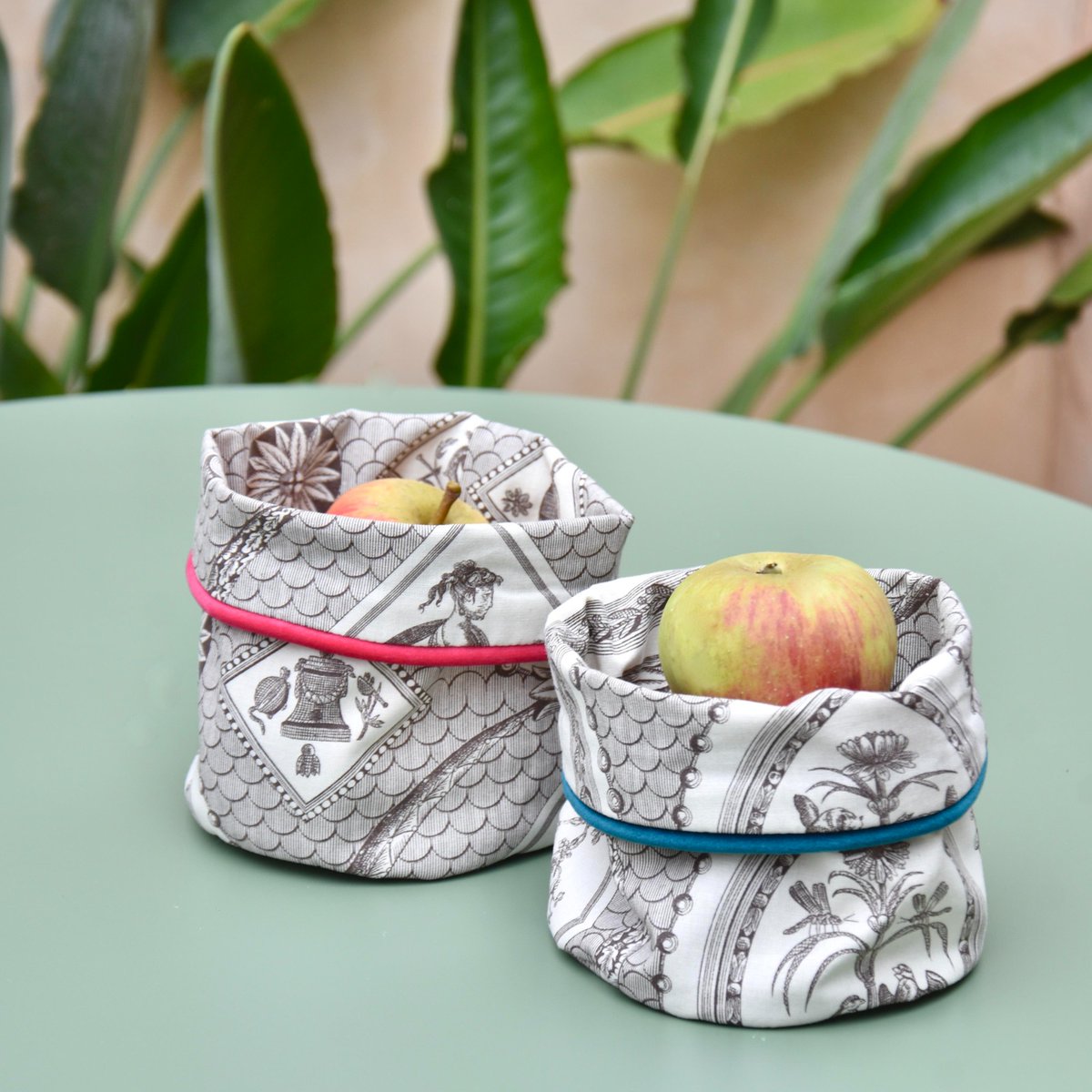 CollegeroyalSAS's tweet image. Notre nouvelle collection en #toiledeJouy &quot;à l&apos;antique&quot; des collections de la maison de tissus #CASAL reprend des motifs particulièrement appréciés sous l’Empire...🏛️🏺

Confectionnée au @college_tg avec amour 💛👑 et à retrouver sur eshop-collegeroyal.fr #faitenfrance