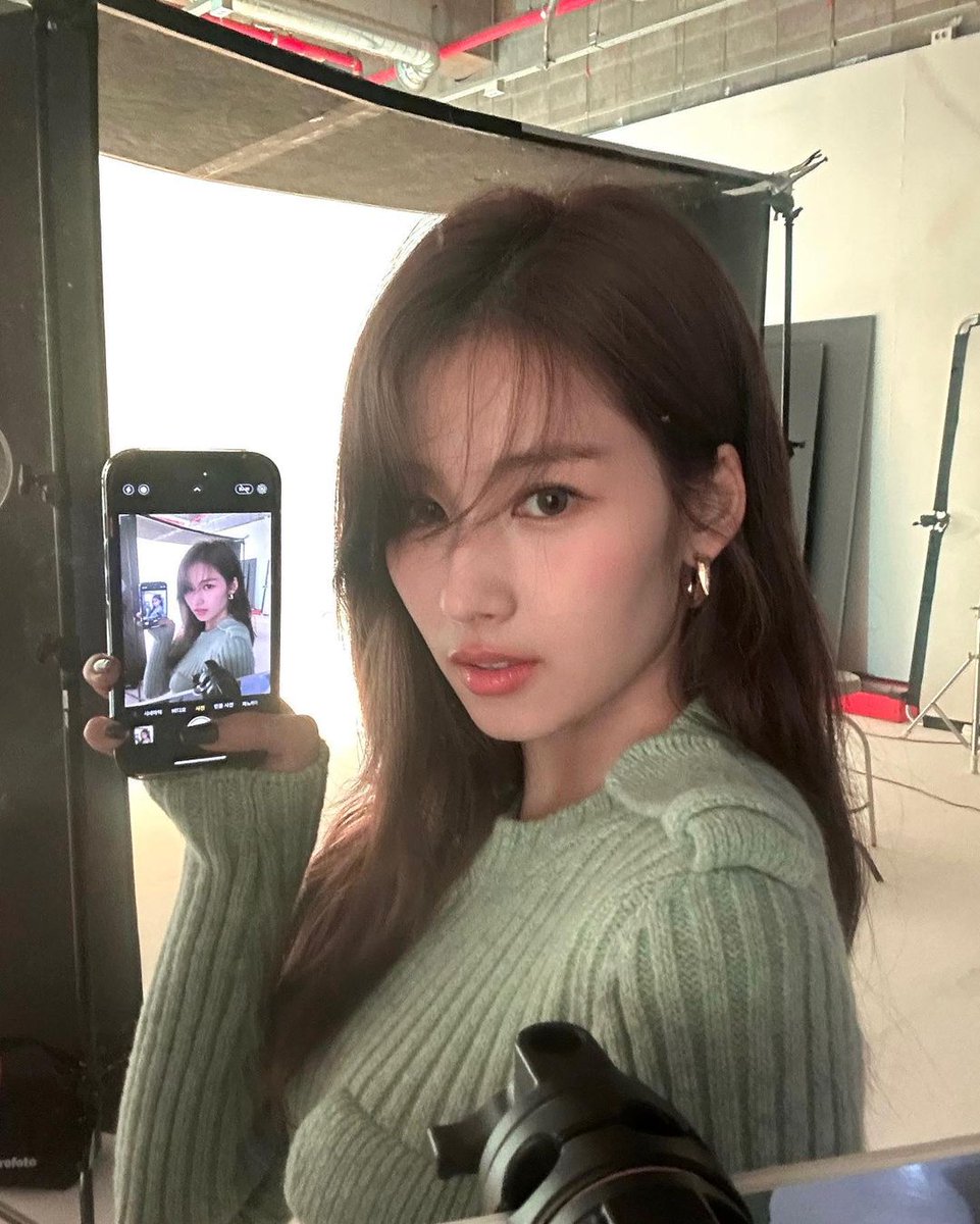 Sana's Instagram update

#TWICE #트와이스 <a href="/JYPETWICE/">TWICE</a>