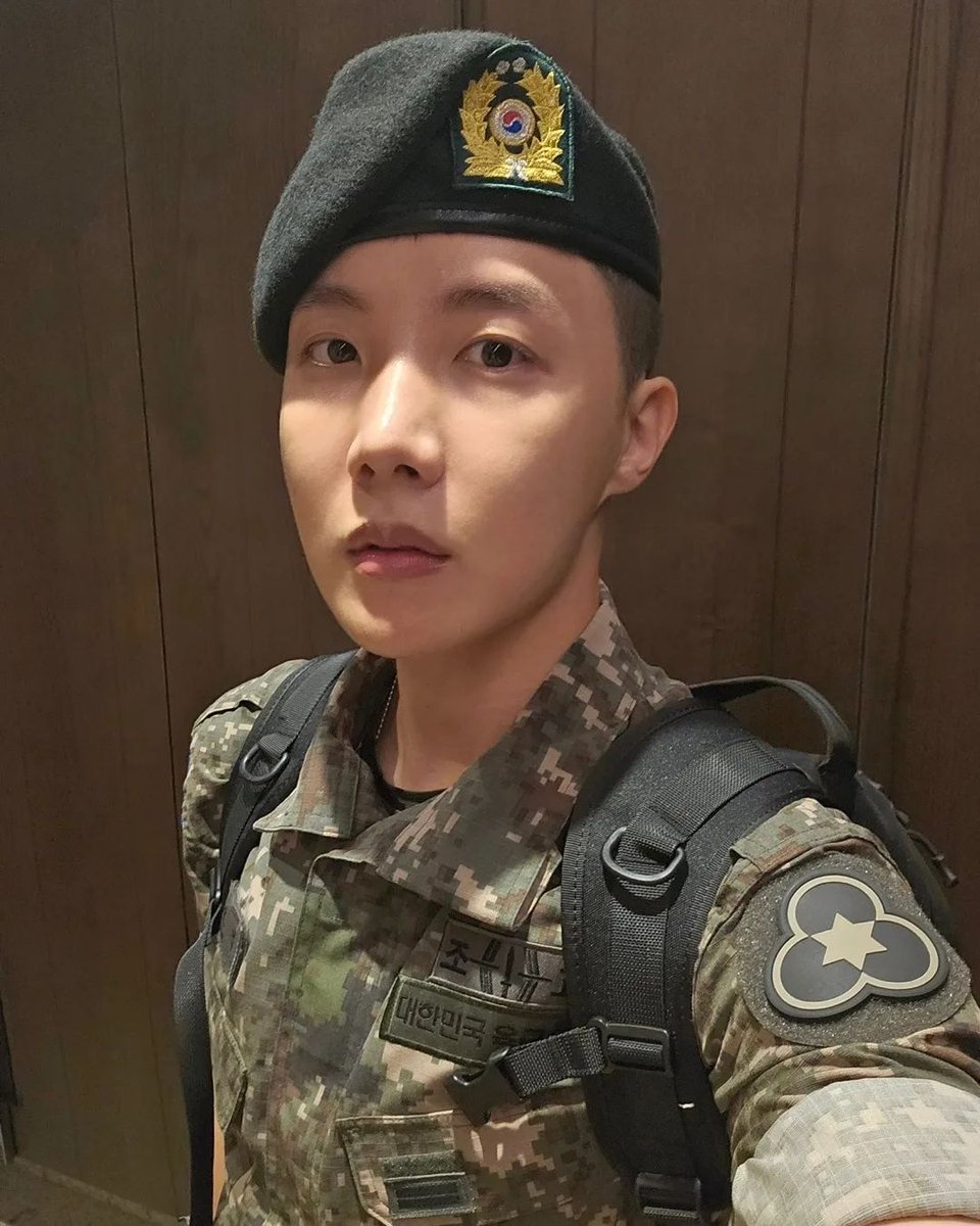 Jung Hoseok became a Special Worrier (특급전사) by meeting this qualification: 1. Shooting: 18 or more hits out of 20 shots 2. Basic strength : more than 72 push -ups in 2 minutes, more than 86 sit-ups in 2 minutes, 3 kilometer run within 12 minutes 30seconds 3. Combat strength:…