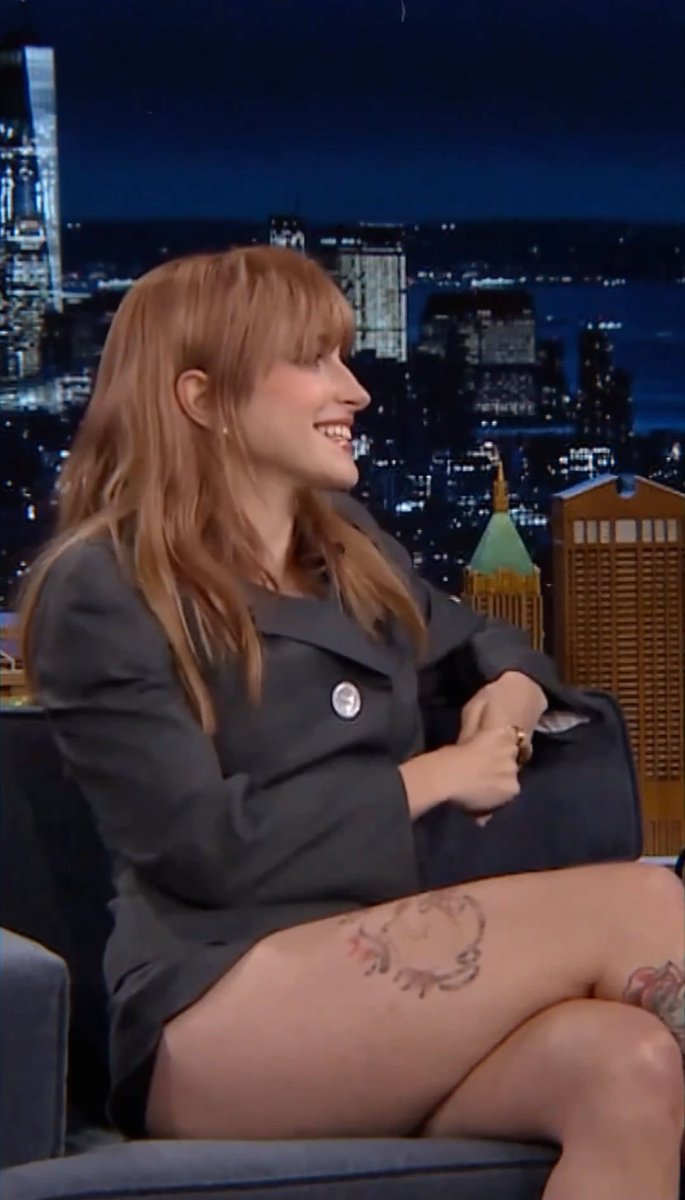 Oh so I'm just supposed to get up and go to work when Hayley Williams looks like this huh