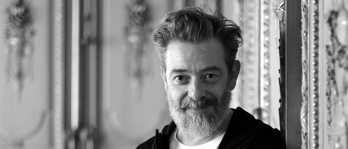 | DIALOGUE | 

En chorégraphe, plasticien ou curateur, Christian Rizzo poursuit sans relâche l’élasticité et la mise en tension entre les corps et l’espace dans des récits où la fiction émerge de l’abstraction.  

Jeudi 12 oct. 19H 
Amphithéâtre des Loges
📸Mario Sinistaj