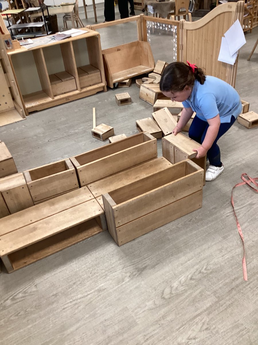 inchlairELCC's tweet image. We were doctors today in our blocks, “I’m a doctor” said R.  “I have built shelves for the doctors” said B.  R said “kind to build for me”, “These are the bandages” said H. “I’m making the hospital bed” said A. #blockplay #thecentralimportanceofplay