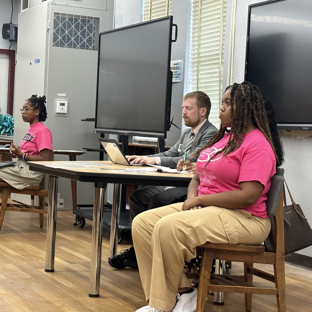 JAG’s Youth in Government students practice their mock trial skills with the help of attorneys Aylia McKee (Public Defender) and Travis Bell.
#JAGSCHOLARS #JAGYIG