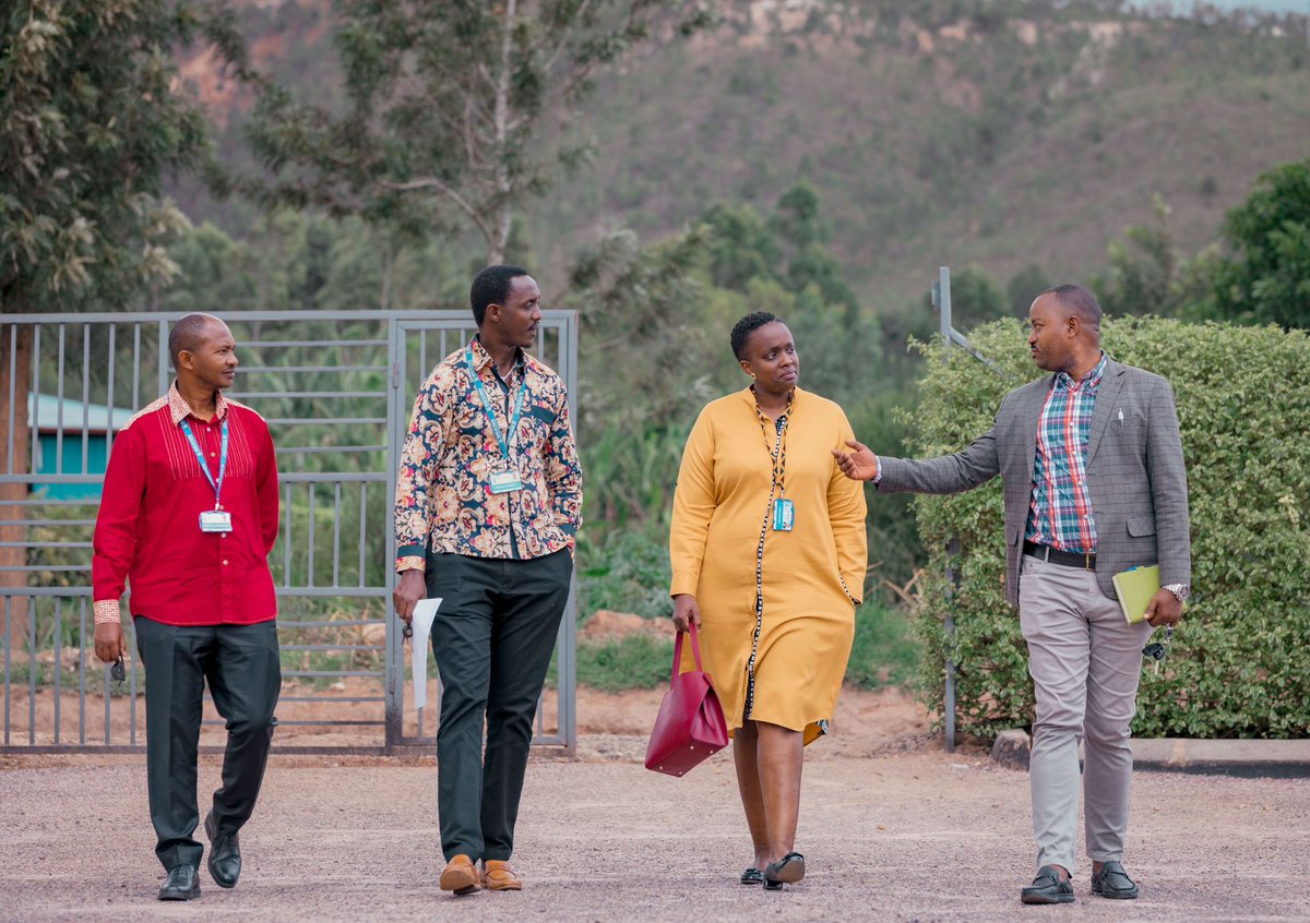 BankofKigali's tweet photo. #CustomerLoveWeek has also reached Kabarore branch! Ms. @ZainaSued, Chief of Staff at Bank of Kigali, conveyed our sincere thanks to select customers from the region, accompanied by a gesture of appreciation for their trust in us. #BKCares https://t.co/4E2vFUUVui