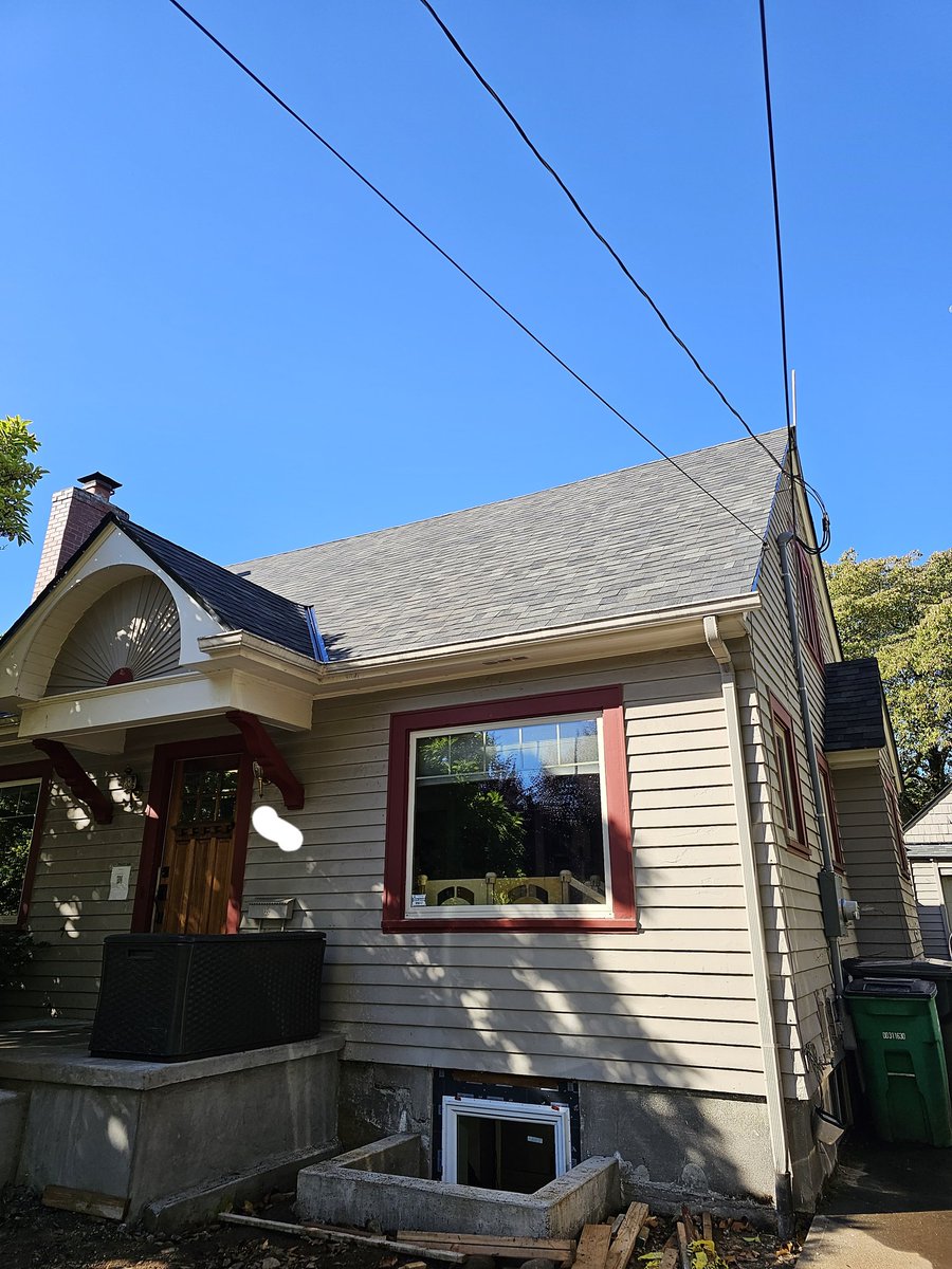 NwRoofTechInc's tweet photo. One happy customer this was! ☺️ We're glad you love your new roof! #happy #house #roof #Shingles #bluesky #like #makeover #nwrooftech https://t.co/sfC7iUPOhG