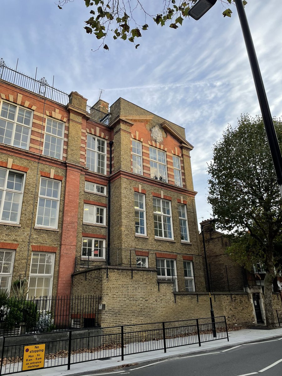 Our second episode on Building Schools in the Past is now live. We talk to structural engineer, Fiona Cobb, about why RAAC is more Crunchie than Aero and the reason new school buildings don’t look like this anymore. podcasts.apple.com/gb/podcast/les…