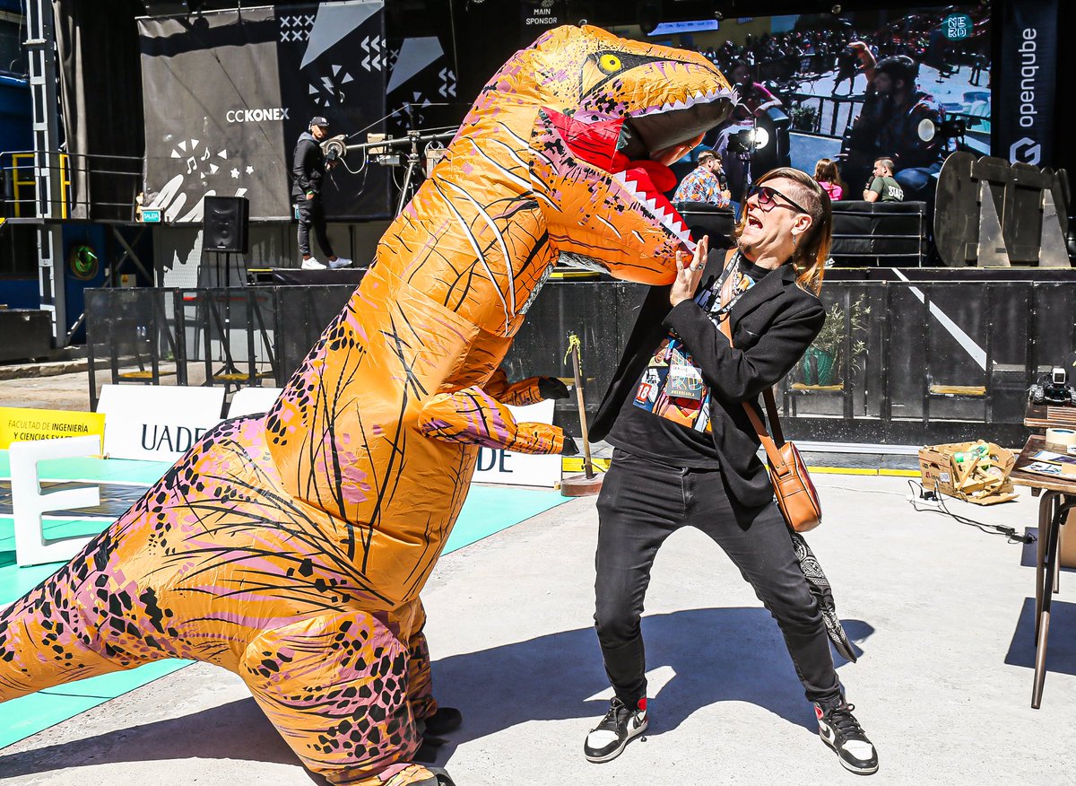sergiecode's tweet image. 🦖Un programador COBOL me saludo en la @nerdearla😂
“En mi época se utilizaba punteros, pibe, 300 líneas de código para escribir Hola Mundo”🦕
#nerdearla #konex #sergiecode #sysarmy