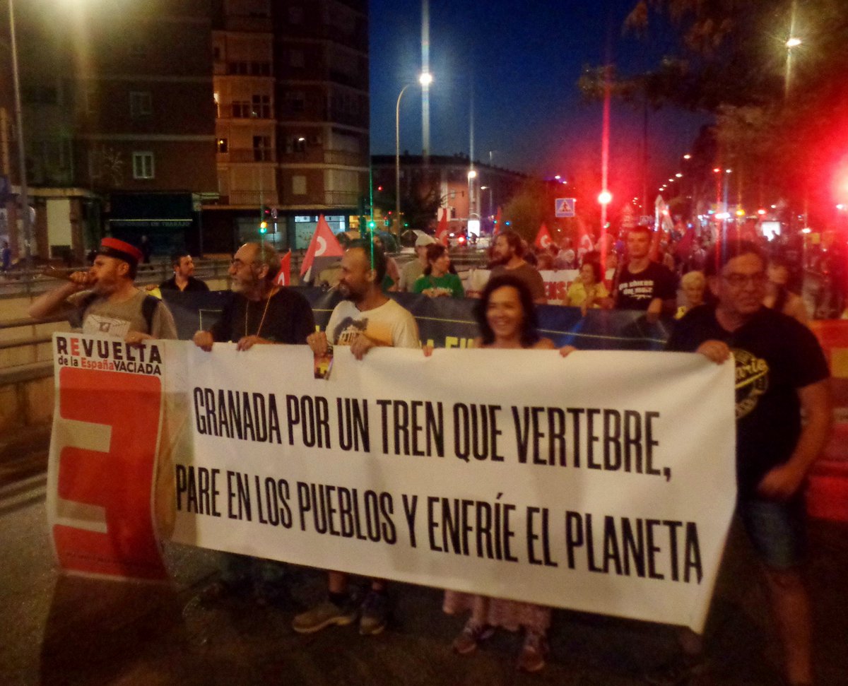 Los colectivos que luchamos por #FerrocarrilPúblicoySocial sostenible y reabrir la línea férrea en estas comarcas vaciadas, también presentes en la #CumbreGranada #CumbreSocialGranada
#EstudioInformativo YA
31/12/1984-6/10/2023 #14156díassintren #Guadix #Baza #Almanzora #Lorca
📷