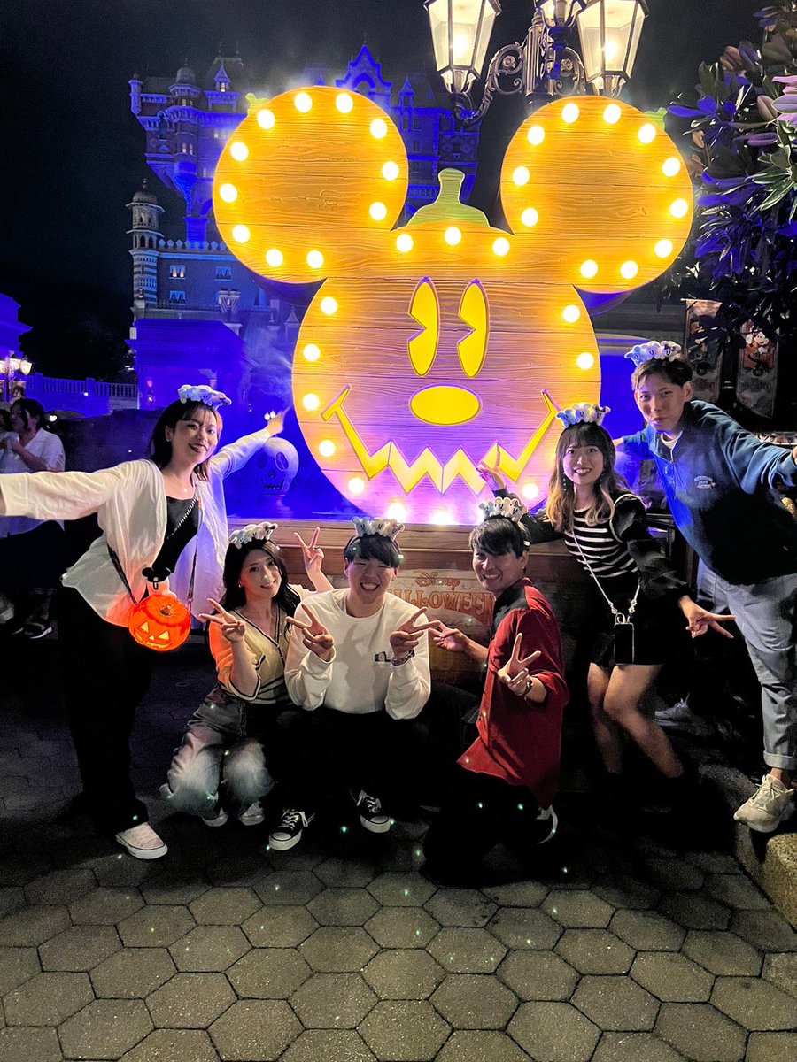 pitapitara's tweet photo. ハロウィンディズニー🎃👻
完璧なメンバーで❤️‍🔥素晴らしく思い出
大吾とふじもんと写真撮ってもらった！2人とも優しかった〜😆🎊 https://t.co/h1ZZeWgQma