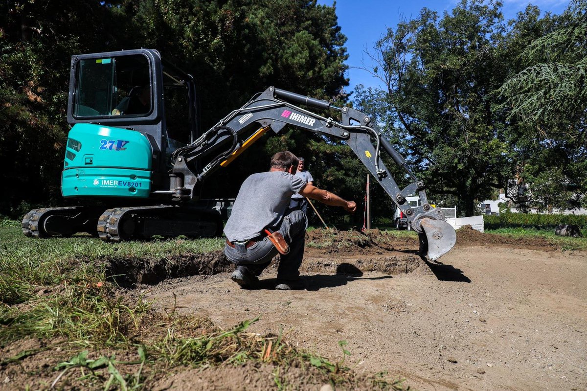 GillesNamur's tweet photo. Création d'une nouvelle mare au parc Jean Verlhac pour renforcer le réseau de mares sur le territoire de #Grenoble. Des plantations seront réalisées prochainement dans la mare et à proximité. Ces espaces sont très riches et utiles pour la biodiversité. https://t.co/TuchhZ19z2