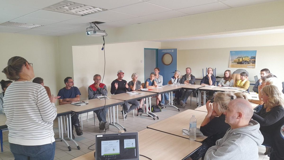 Hier, nos conseillers agroforesterie animaient une formation "Plantation et entretien des haies" avec plus de 30 porteurs de projet pour 11km de haies à implanter cet automne 🌳🤓💪 Formation organisée dans le cadre du dispositif "Plantez des haies" porté par <a href="/LaVieEnVosges/">JeVoisLaVieEnVosges</a>