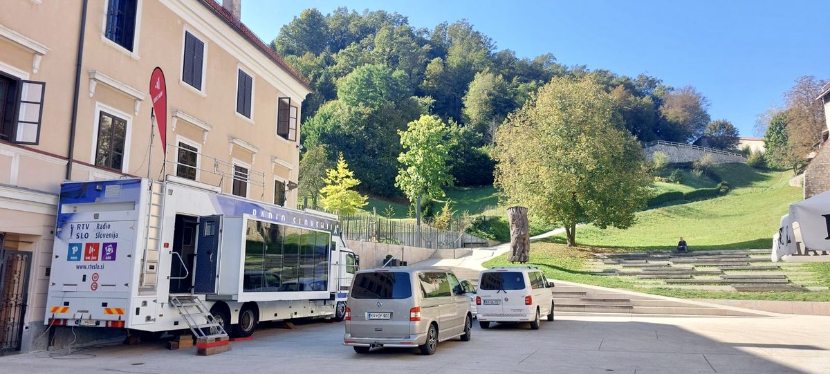 Terenski studio že parkiran v Škofji Loki. Jutri se pridruži še ekipa: <a href="/Alesmrekar/">Aleš Smrekar</a>, <a href="/lovrostanta/">Lovro Štanta</a> ...
Mesto letos praznuje 1050 let od nastanka, a ne kaže pretiranih znakov utrujenosti. Zgodbam prebivalcev prisluhnite po 10.00 📻, vabljeni tudi na klepet pred studio, vreme bo ☀