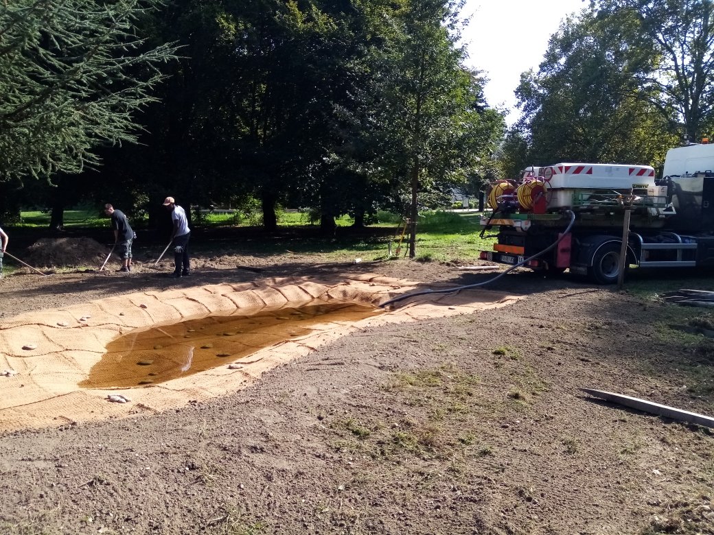 GillesNamur's tweet photo. Création d'une nouvelle mare au parc Jean Verlhac pour renforcer le réseau de mares sur le territoire de #Grenoble. Des plantations seront réalisées prochainement dans la mare et à proximité. Ces espaces sont très riches et utiles pour la biodiversité. https://t.co/TuchhZ19z2