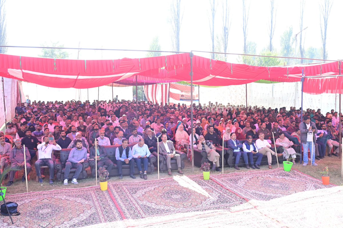dar_Zubair_07's tweet photo. I am sure with the farmers hardwork, extension of #scientific_knowledge & #technologies,by tapping potential of diversification & intercropping & robust linkages for end-to-end operations,from sowing to selling,J&K UT will become top region in farmer income in the next 4years.LG https://t.co/qUqjafKZdW