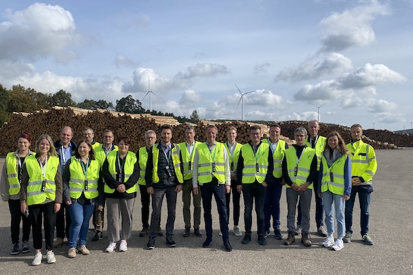 Unterwegs für's Holz: Beim ERFA-Netzwerk der Initiative #Klimaschutz für die #Holzindustrie des HDH ging's gestern um Kommunikation in Sachen #Nachhaltigkeit. Dank an alle Teilnehmenden+die Fa. #Rettenmeier für spannende Einblicke in Sägewerk, Holzverarbeitung in Wilburgstetten.