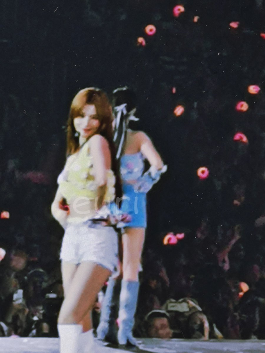 ChaexEuri's tweet photo. kahit malabo ang ganda mo pa rin talaga 😭

#TWICE_5TH_WORLD_TOUR_BULACAN 
#TWICE https://t.co/1LF4l5za7Z