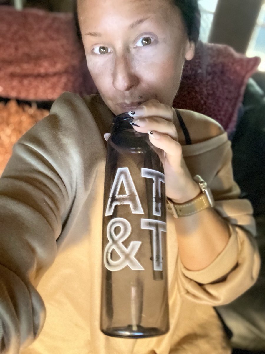 moxiebeam's tweet photo. Starting my day with my oh so favorite AT&amp;T Gear!!!!! Happy Friday Ya’ll. #LifeAtATT #SCFW2023 https://t.co/WDAPz9l8dT