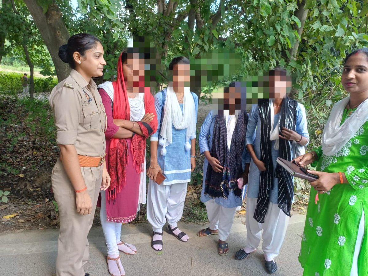 #BastiPolice एंटी रोमियो टीम थाना गौर द्वारा थाना क्षेत्र के भीड़-भाड़ वाले स्थानों पर चेकिंग किया गया साथ ही महिलाओं एवं बालिकाओं को #मिशन_शक्ति जागरुकता अभियान (नारी सुरक्षा, नारी सम्मान, नारी स्वावलंबन) के तहत महिला सुरक्षा व बचाव संबंधी जानकारी दी गई-