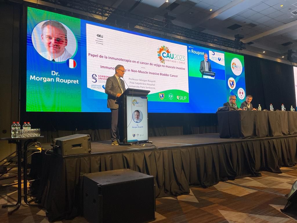 Now stepping on the podium to discuss upper tract urothelial #cancer issues @CAU_URO #congresoCAU2023 on behalf of #eauguidelines @uroweb @AFUrologie role for systemic treatment in UTUC? It is a YES 😉 @AlisonBirtle